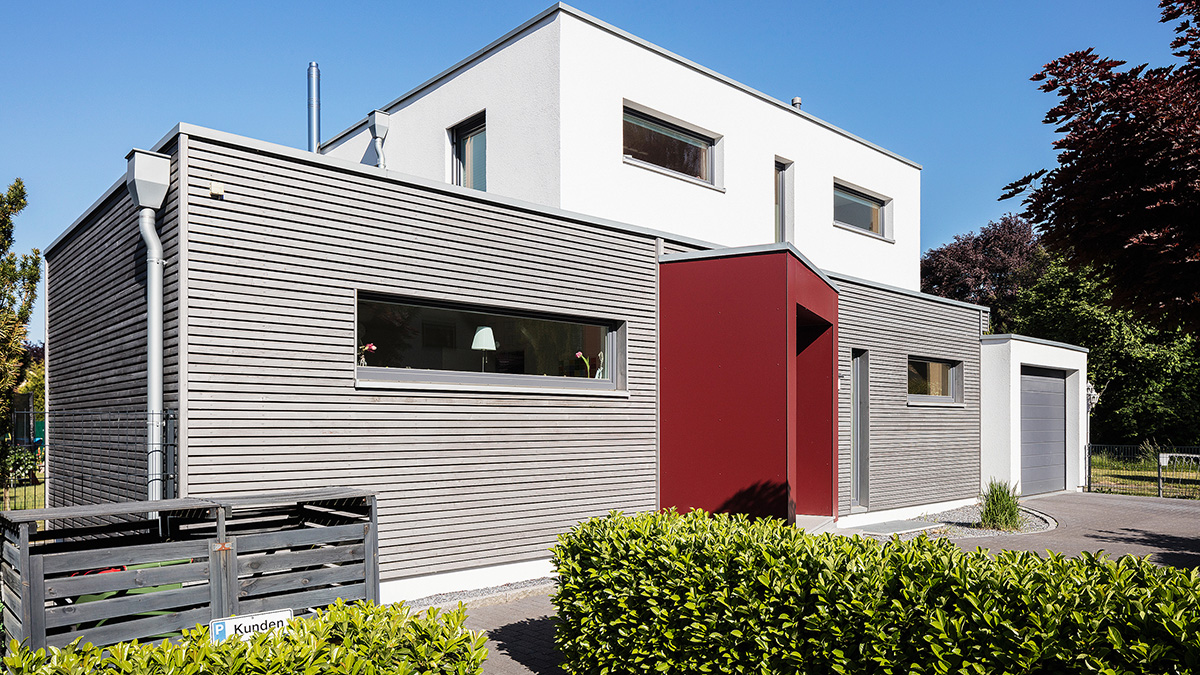 04_Modernes_Architektenhaus_Flachdach_Flachdachhaus_Flachdacherker_Holzrahmenbau_Holzfassade_Silbergrau_Putz