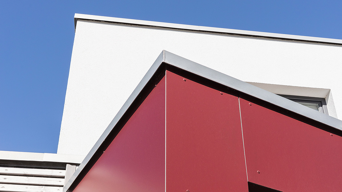06_Modernes_Architektenhaus_Flachdach_Flachdachhaus_Flachdacherker_Holzrahmenbau_Holzfassade_Silbergrau_Putz