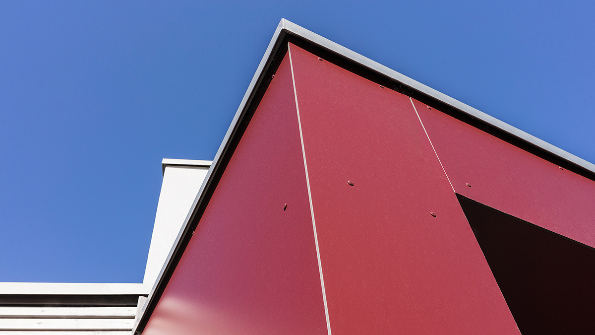 07_Modernes_Architektenhaus_Flachdach_Flachdachhaus_Flachdacherker_Holzrahmenbau_Holzfassade_Silbergrau_Putz