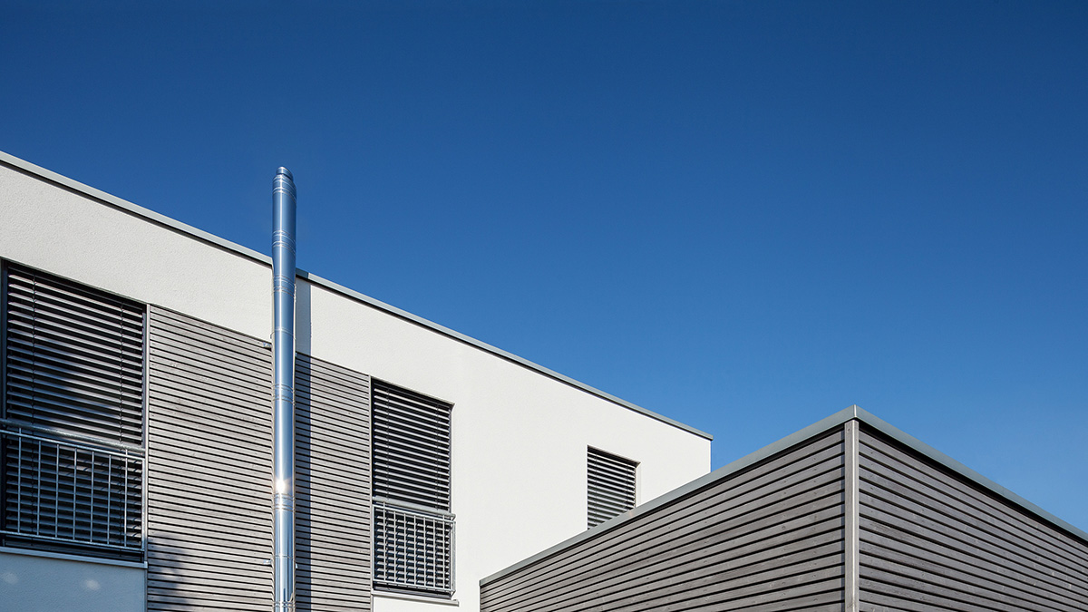 08_Modernes_Architektenhaus_Flachdach_Flachdachhaus_Flachdacherker_Holzrahmenbau_Holzfassade_Silbergrau_Putz