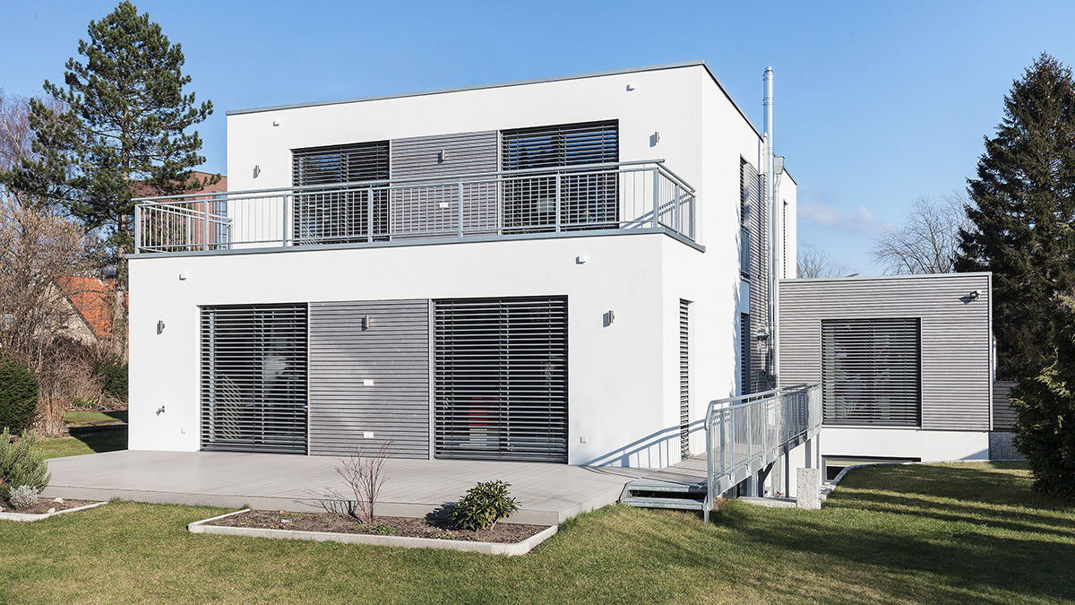 09_Modernes_Architektenhaus_Flachdach_Flachdachhaus_Flachdacherker_Holzrahmenbau_Holzfassade_Silbergrau_Putz