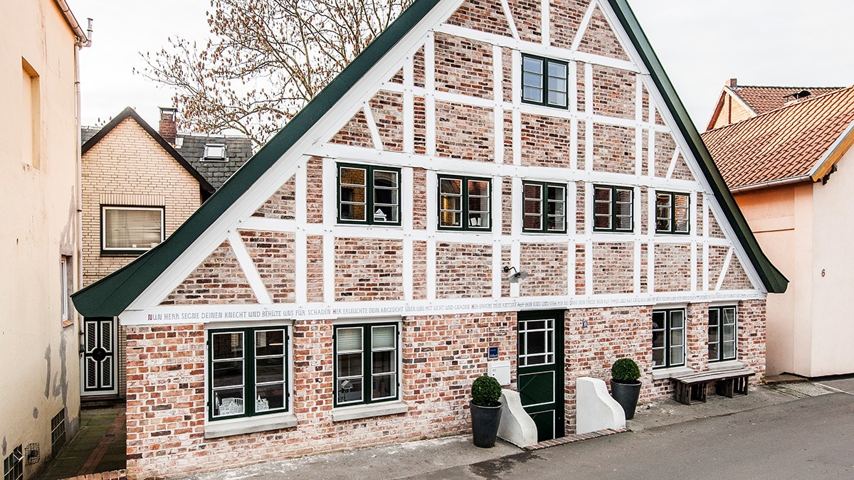 01_Fachwerkhaus_Kapitaenshaus_Finkenwerder_Saniert_Giebelspruch_Spruchbalken_C2C_Cradle-to-Cradle