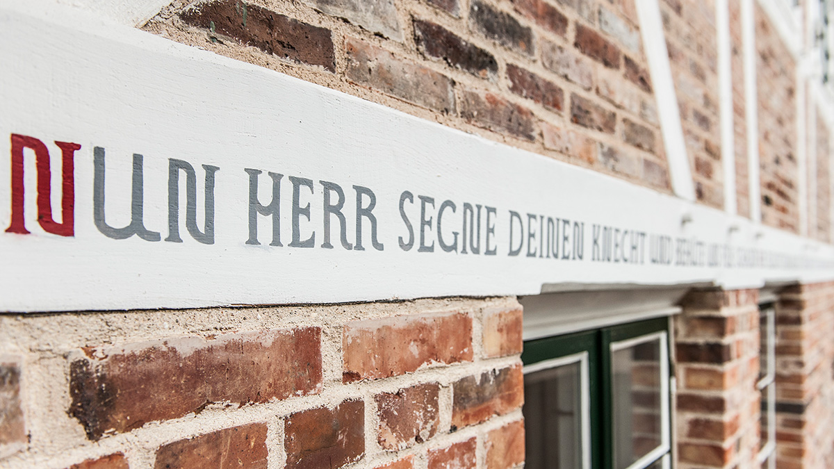 03_Fachwerkhaus_Kapitaenshaus_Finkenwerder_Saniert_Giebelspruch_Spruchbalken_C2C_Cradle-to-Cradle