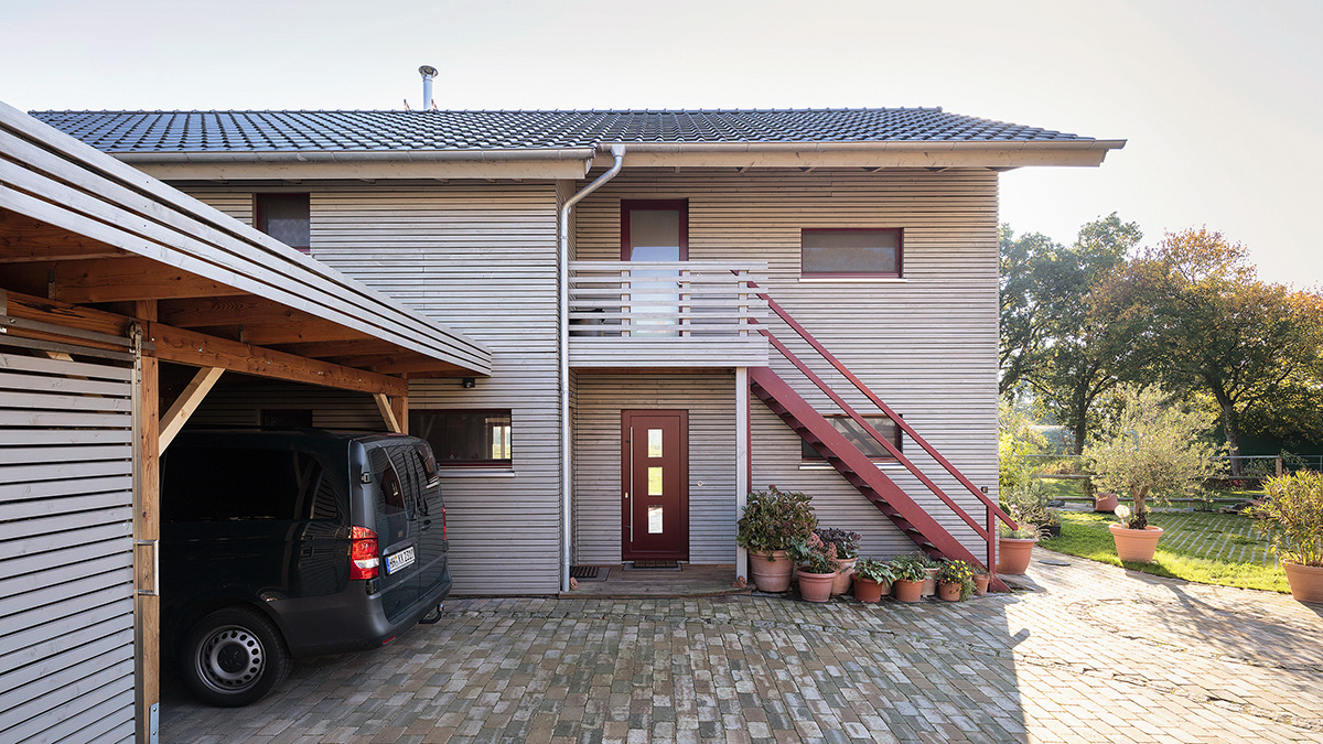 04_Einzelhaus_drei_Wohnungen_kleines_Mehrfamilienhaus_Solar_Photovoltaik_Kombination_Regenerative_Energien