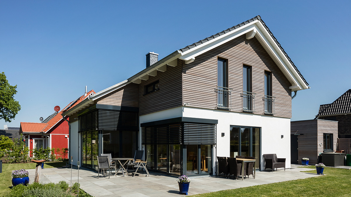03_Holzhaus_Holz-Putz-Fassade_Klassisch-modern_Eckverglasung_Verglaste_Ecke_Pfosten-Riegel-Fassade