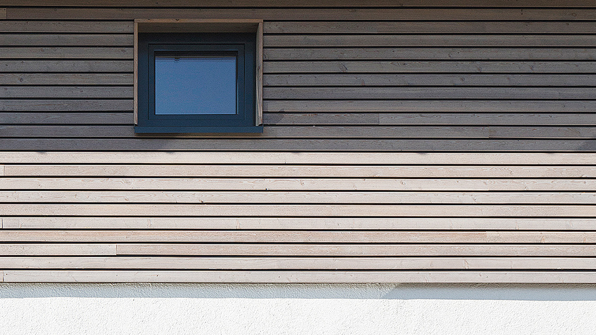 05_Holzhaus_Holz-Putz-Fassade_Klassisch-modern_Eckverglasung_Verglaste_Ecke_Pfosten-Riegel-Fassade