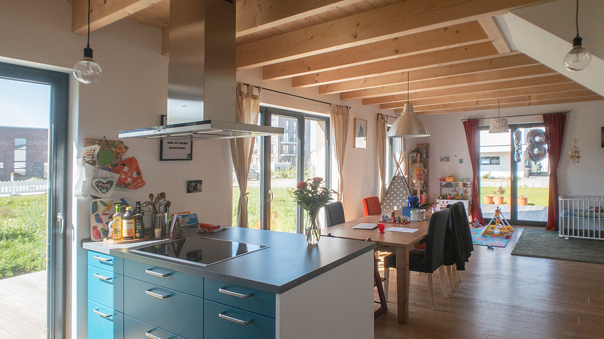 06_Kleines_Einfamilienhaus_Holzhaus_Holzrahmenbau_Silbergraue_Holzfassade_Waagerecht_im_Neubaugebiet