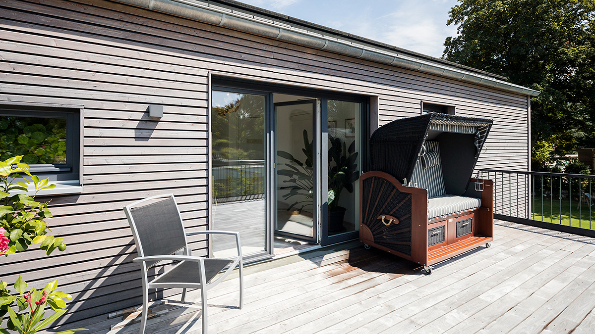 05_Doppelhaus_Holzfassade_Waagerecht_Dachterrasse_Zweifamilienhaus_Strandkorb