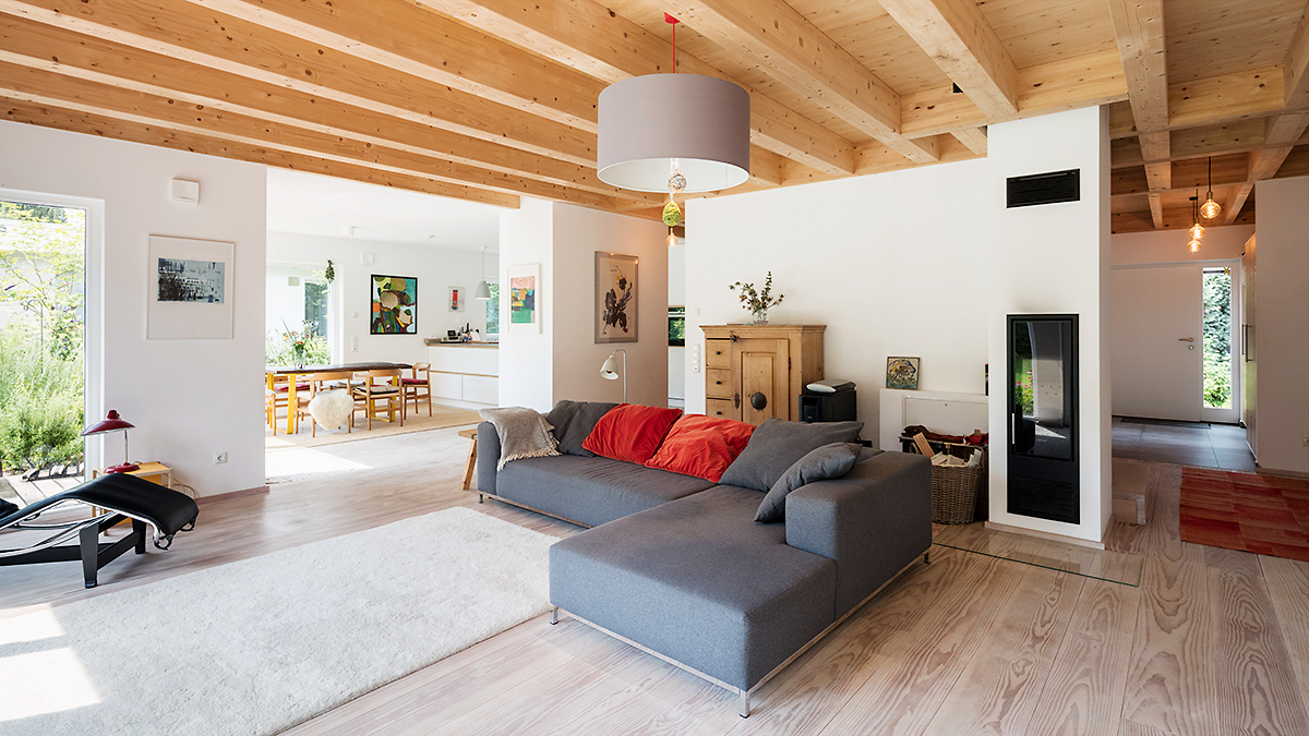 06_Zweifamilienhaus_Offener_Grundriss_Helle_Raeume_Offene_Holzbalkendecke_Grosszuegige_Holzhaus