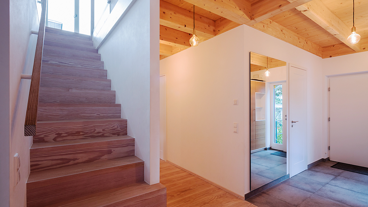 09_Modernes_Doppelhaus_fuer_zwei_Familien_Diele_Eingangsbereich_Holzhaus_Satteldach_Fassadenkombination
