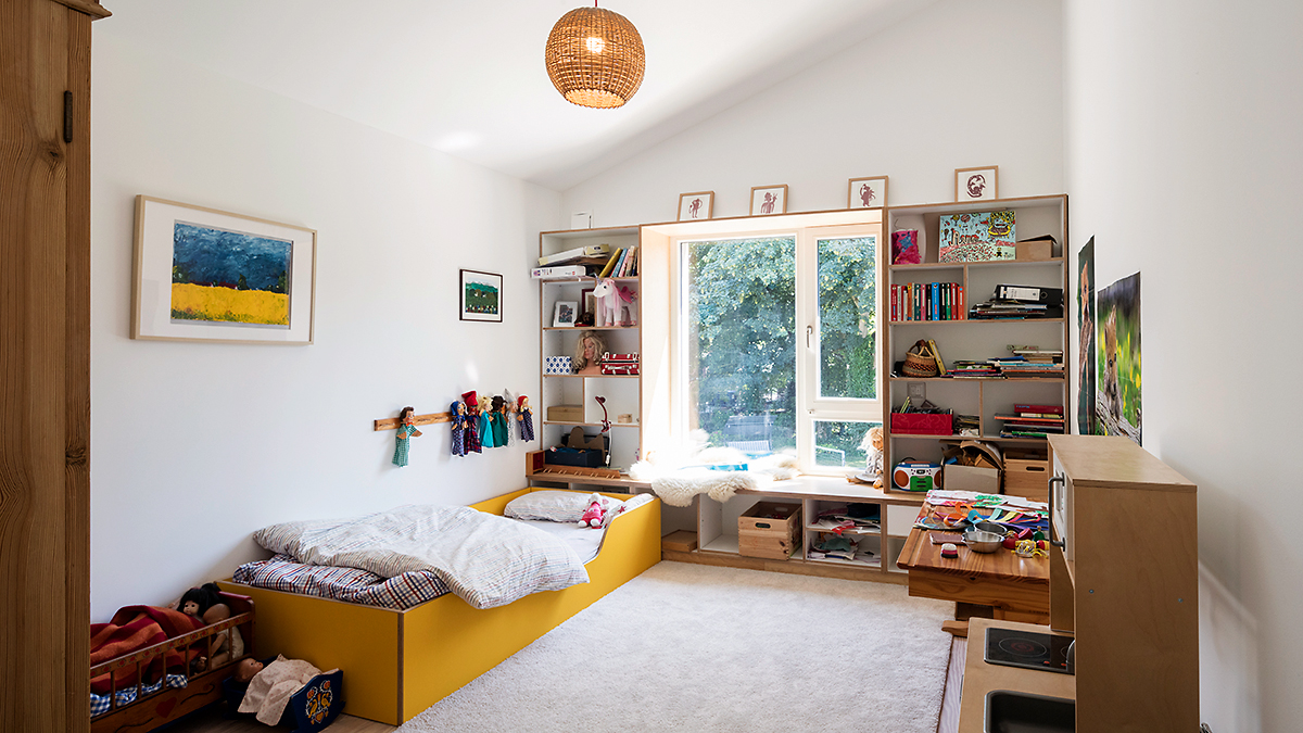 11_Kinderzimmer_Doppelhaus_Holzfassade_Waagerecht_Dachterrasse_Zweifamilienhaus_Dachschraege