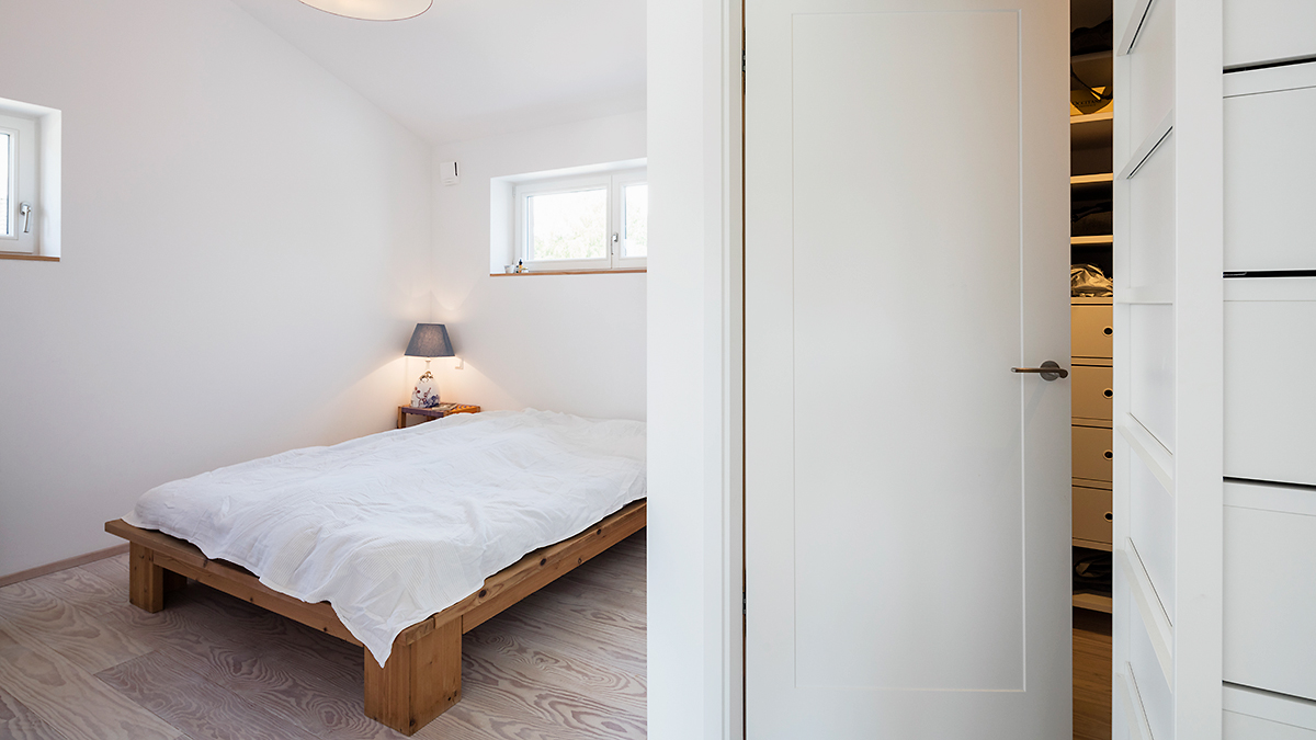 12_Doppelhaus_aus_Holz_Holzrahmenbau_Holzstaenderbau_Kombinationsfassade_Holz_Putz_Satteldach_Schlafzimmer