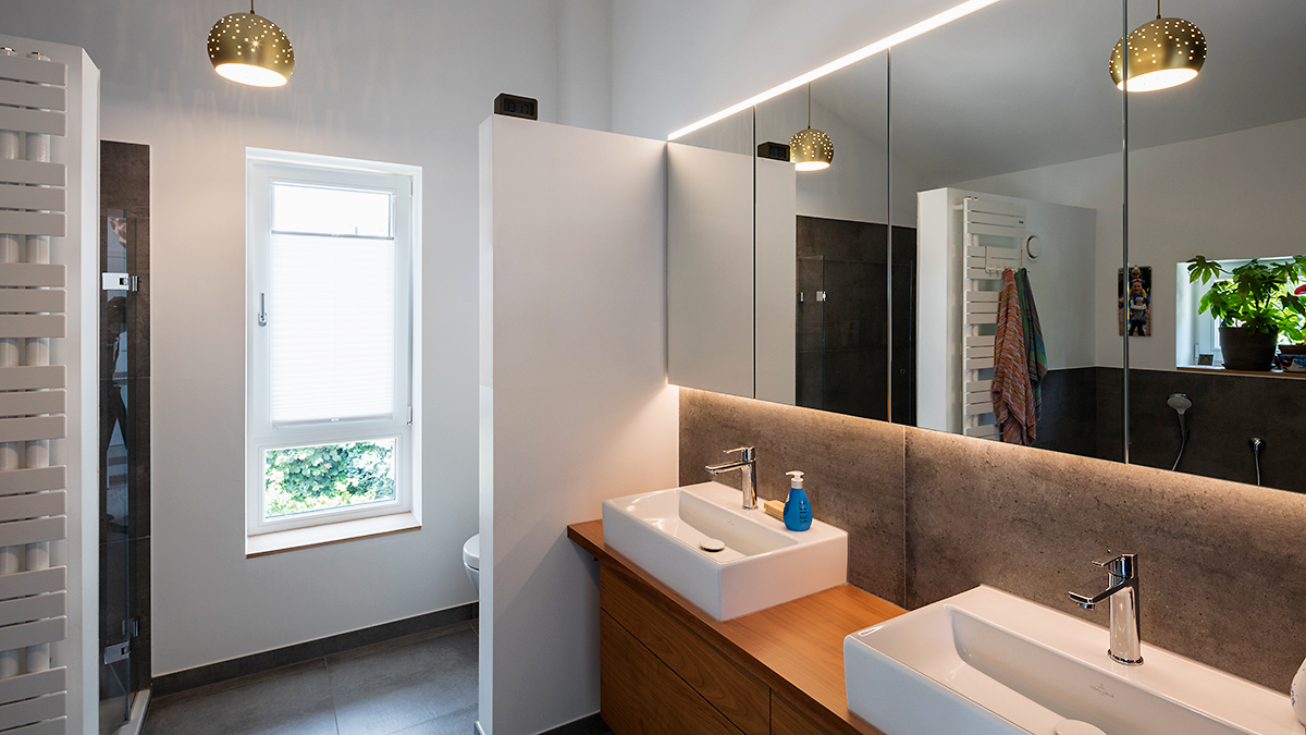 13_Holzhaus_Offener_Grundriss_Grosse_Glasfront_Mordernes_Doppelhaus_Helle_Raeume_Tageslichtbad_Badezimmer