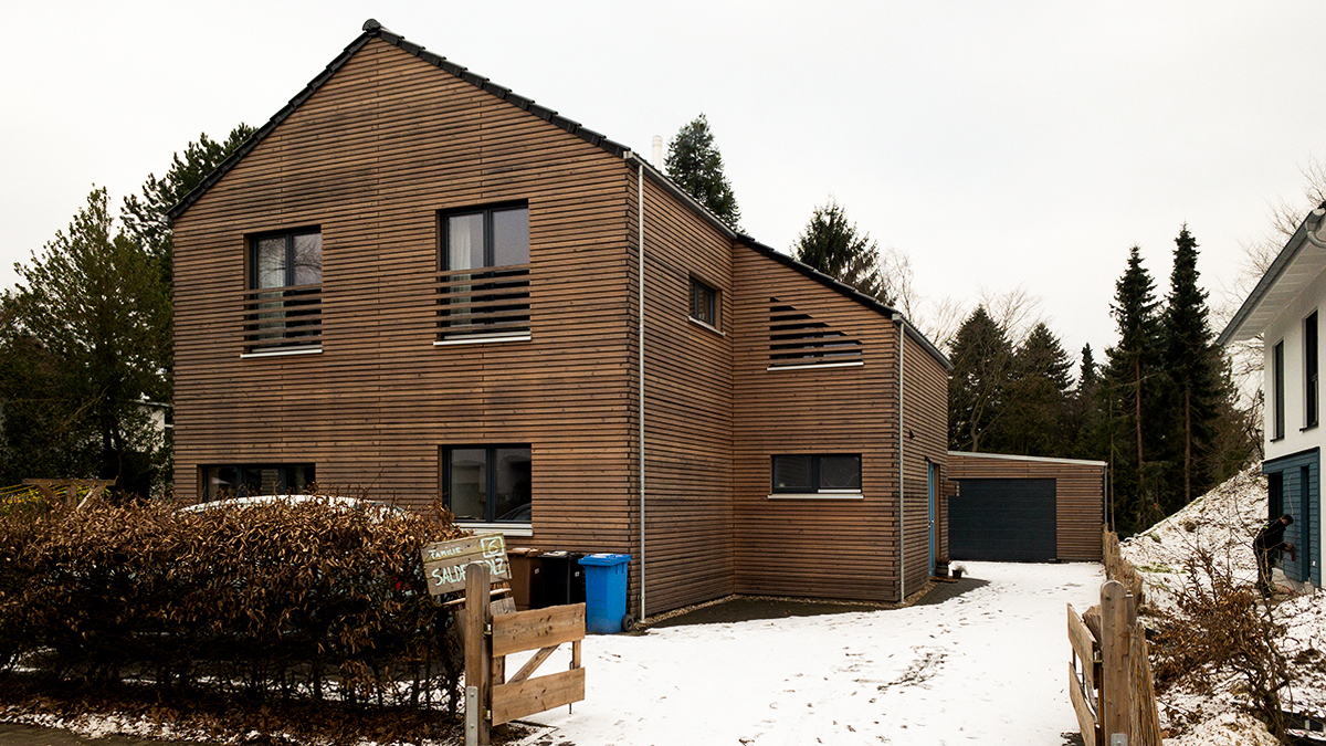 03_Einfamilienhaus_Holzfassade_unbehandelt_naturbelassen_Ohne_Dachueberstand_Rhombus-Schalung