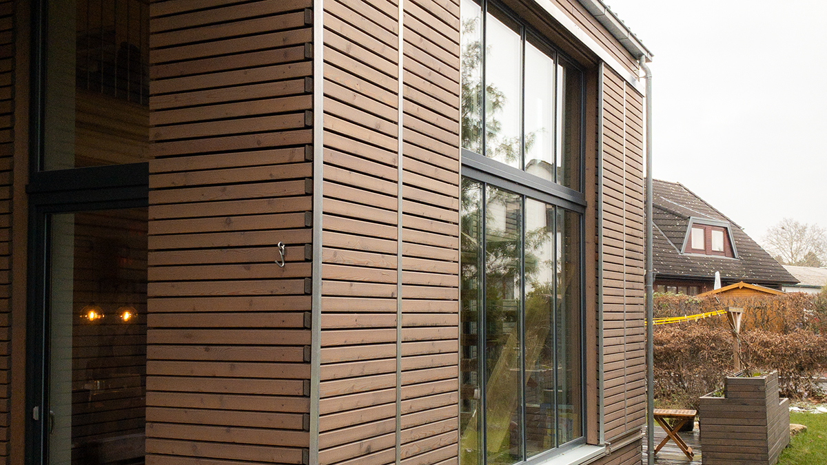06_Einfamilienhaus_Grosses_Fenster_Sonnenschutz_Beschattung_Schiebladen_Rhombus-Holzfassade