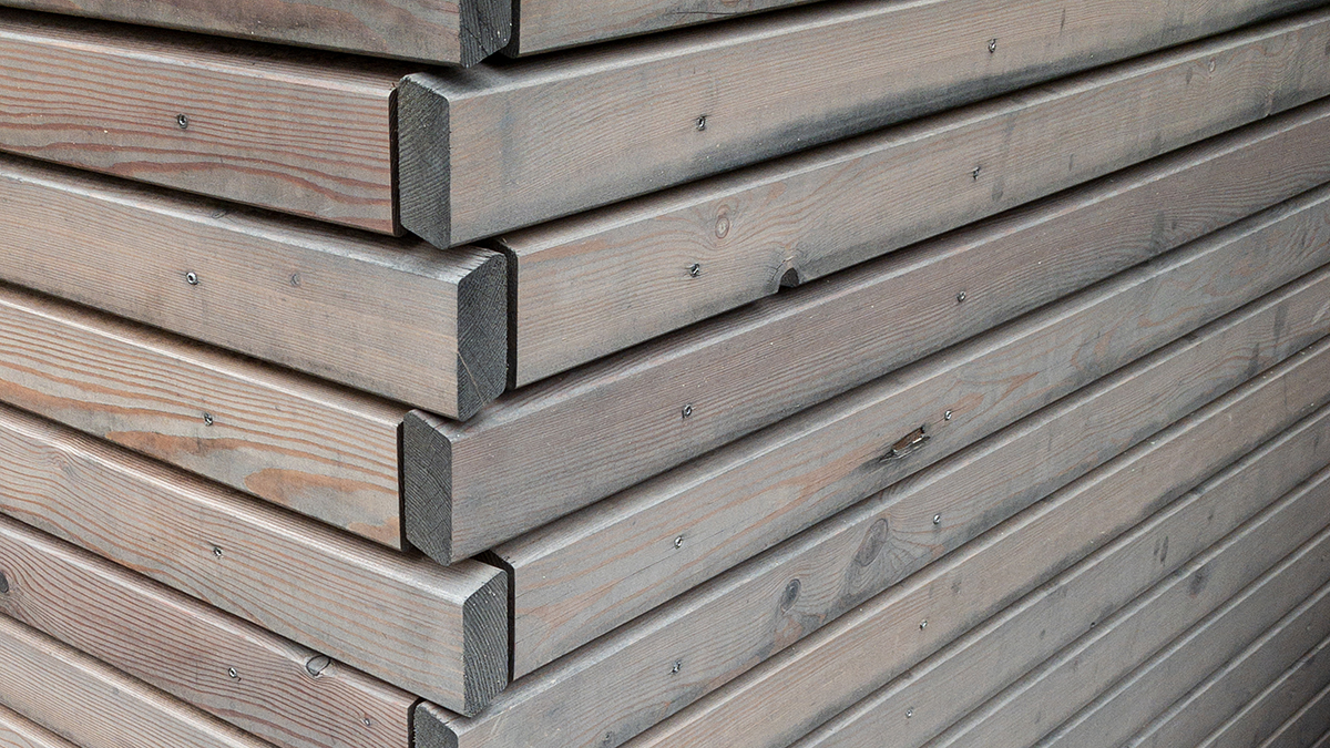 09_Eckstoss_Rhombus-Profil-Fassade_Natuerlich_Vergraut_Unbehandelte_Holzfassade_Naturbelassen