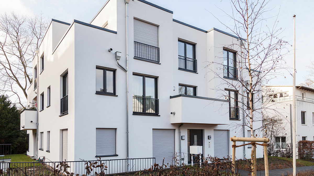 05_Mehrfamilienhaus_Holzrahmenbau_weiss_verputzt_Rueckseite_Front_Vorne_Strassenseite