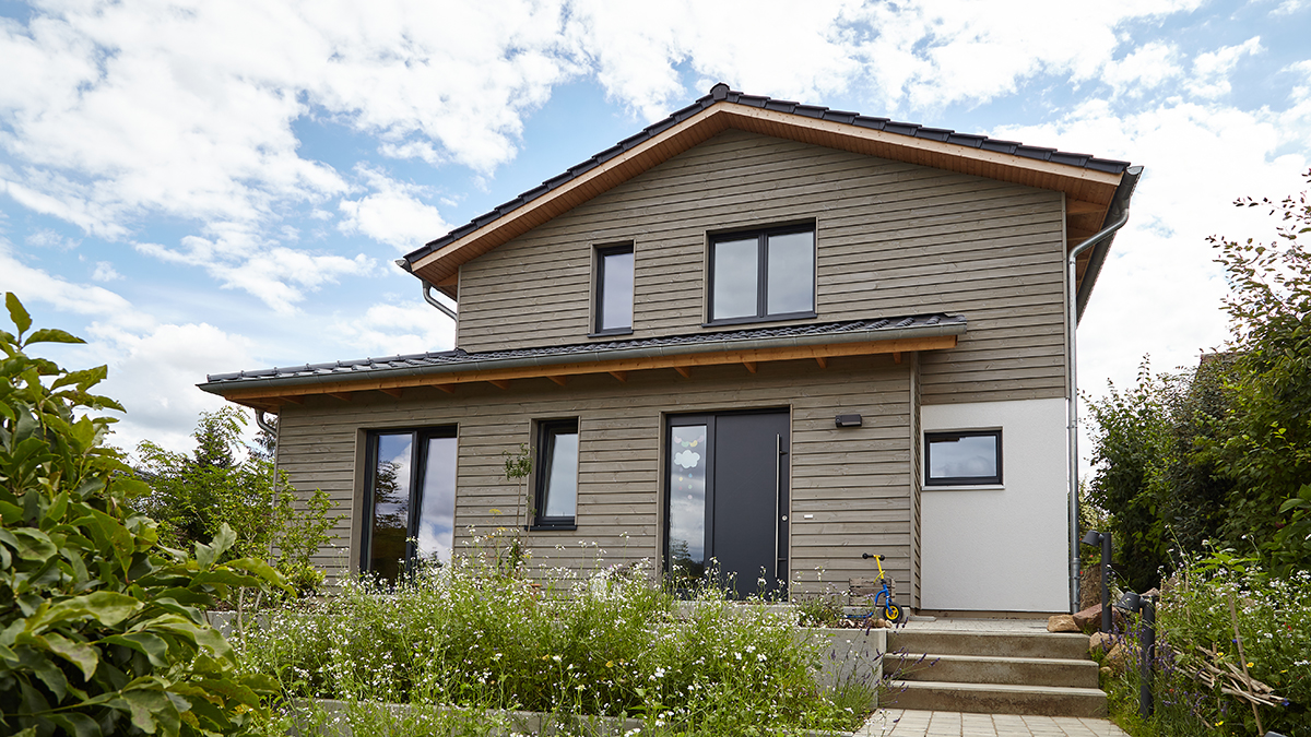04_Einfamilienhaus_Holzbau_Verputz_Stuelpschalung_Satteldach_Modern