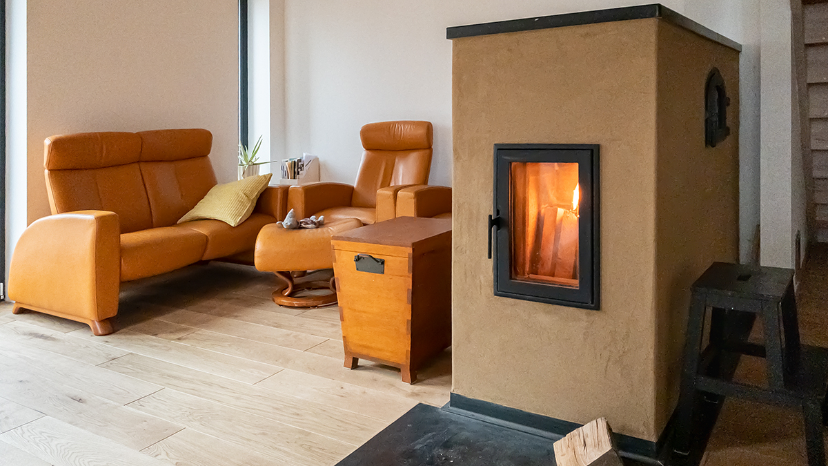 03_Einfamilienhaus_mit_Grundofen_Senkrechte_Holzfassade_Gemuetlicher_Wohnraum