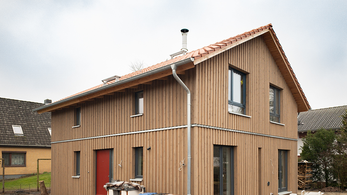 05_Holzrahmenbau_Wohnhaus_naturbelassene_Holzfassade_Senkrecht_Satteldach_Kniestock
