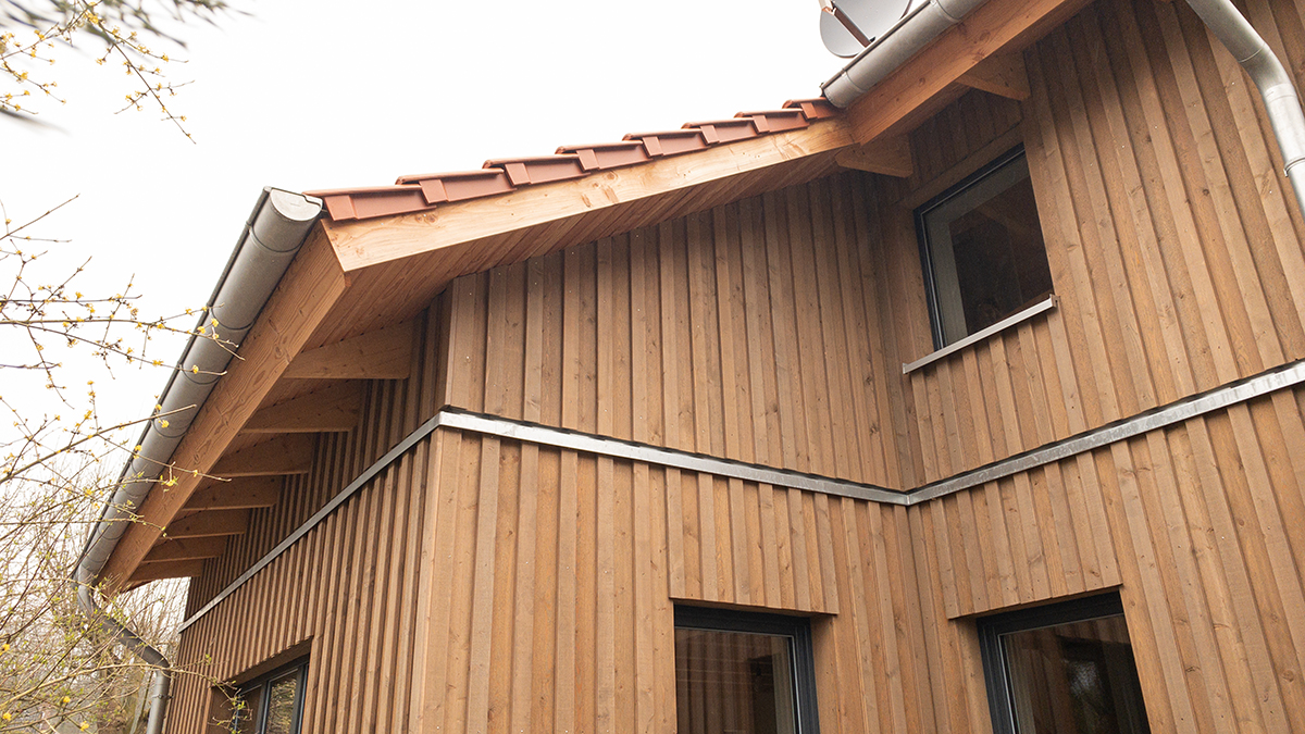 06_Unbehandelte_Holzfassade_Naturbelassen_Boden-Deckel-Schalung_Geschossstoss_Holzbbau
