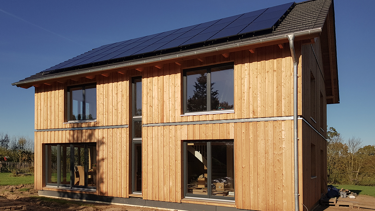 04_Einfamilienhaus_Senkrechte_Holzfassade_Grundofenhaus_Schmale_Galeire_Luftzirkulation