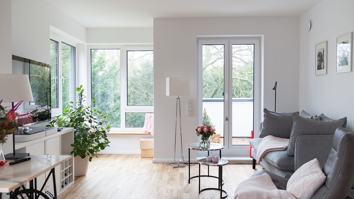 08 Heller offenr Wohnraum mit Essbereich Sitzecke Sitzfenster Nische Balkon Loggia Sofa