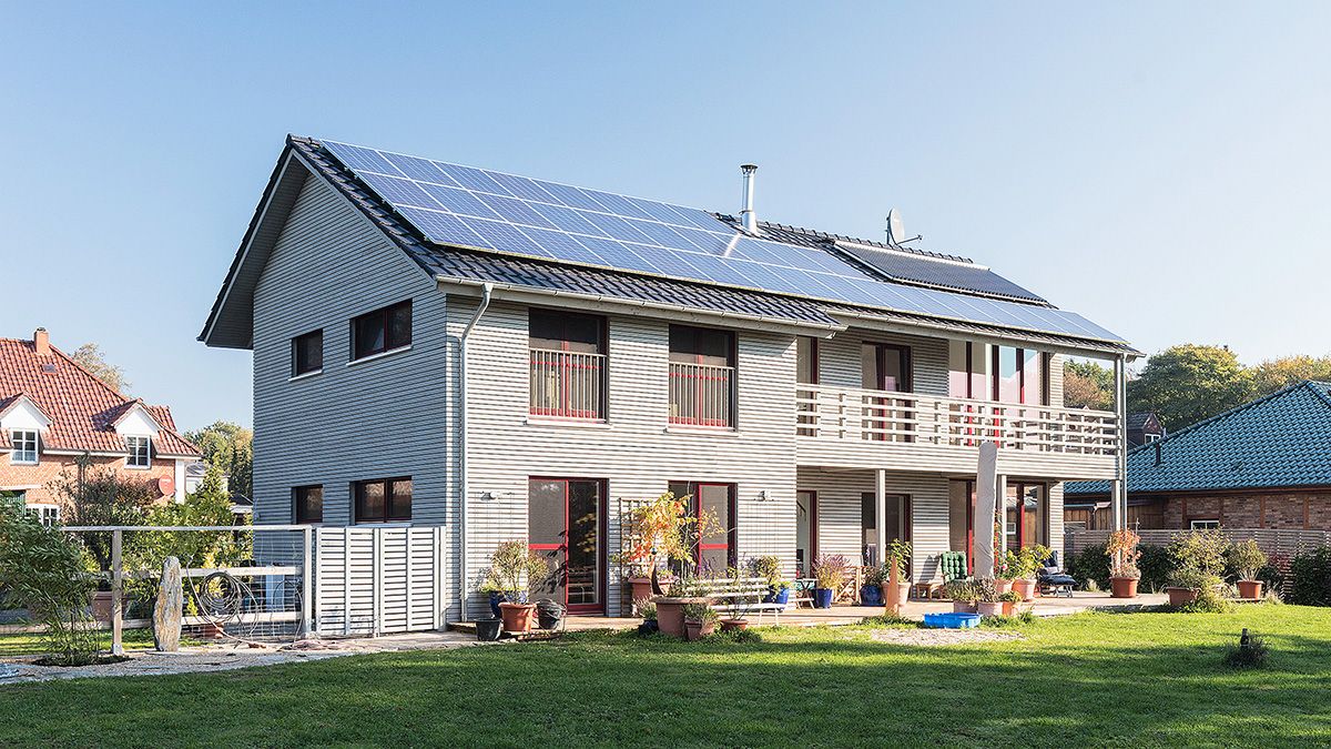 03_Einzelhaus_drei_Wohnungen_kleines_Mehrfamilienhaus_Solar_Photovoltaik_Kombination_Regenerative_Energien